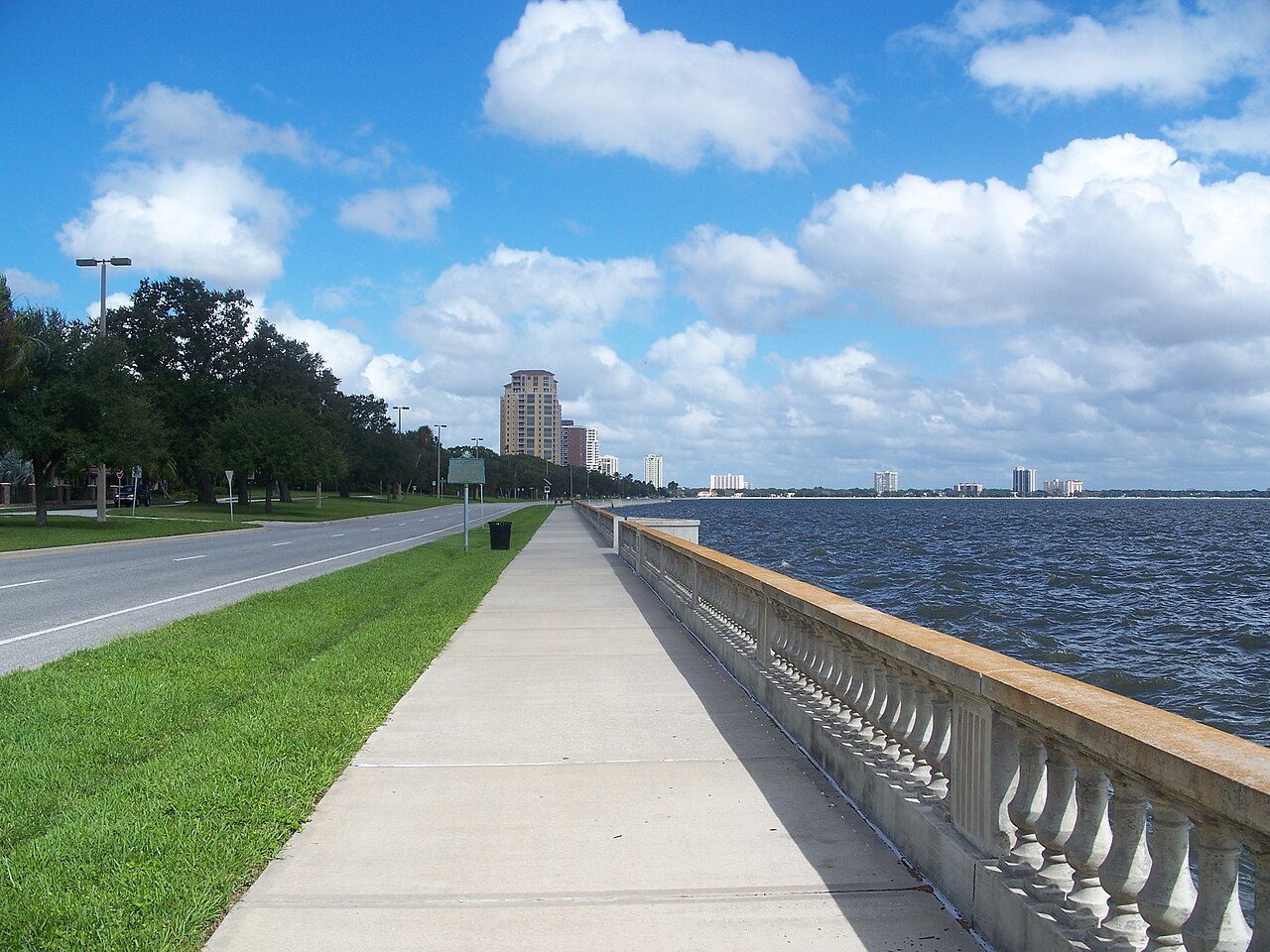 Bayshore Boulevard, looking north from its southern end (2007).